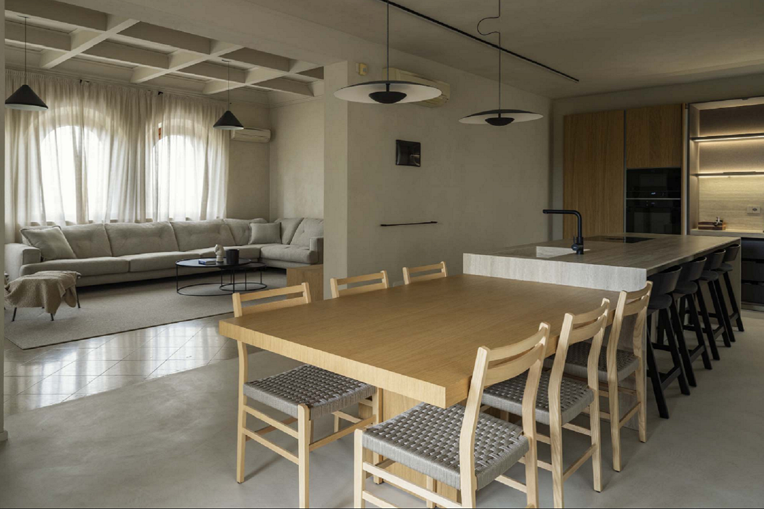 Otwarta przestrzeń w stylu nowoczesnym z akcentami śródziemnomorskimi od Marazzi